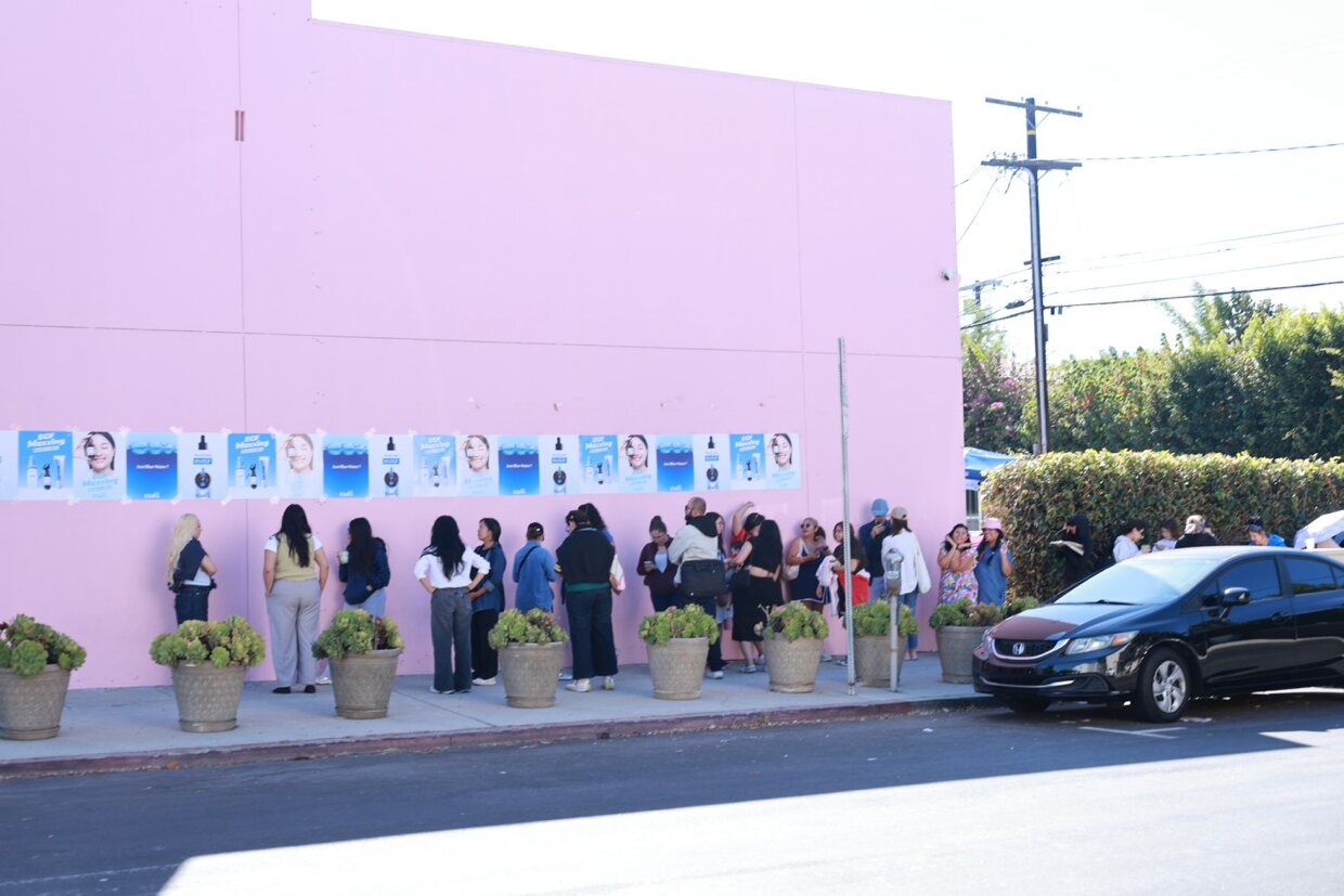 Pop-up crowd